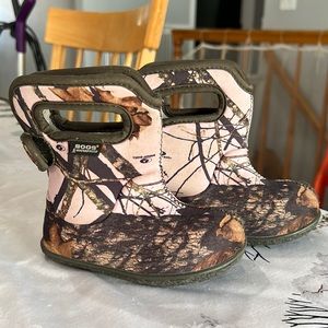 Pink Camo Bogs Toddler size 6